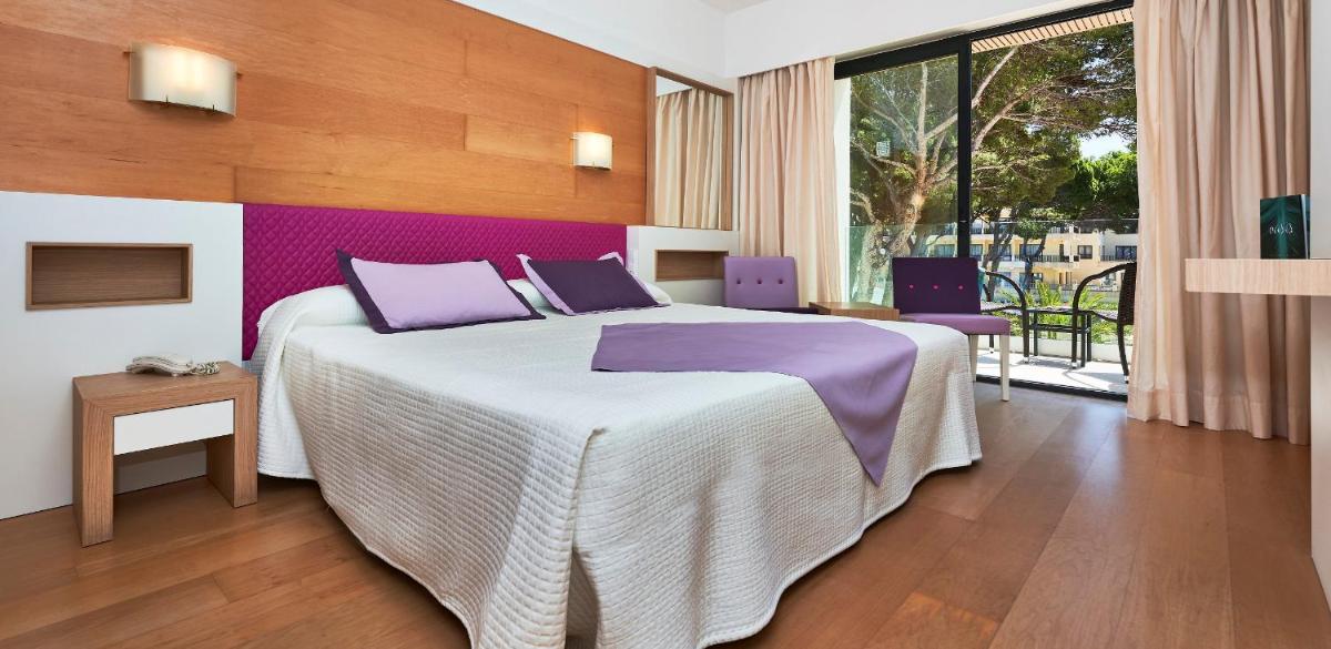 Cama o camas de una habitación en Hotel & Spa S'Entrador Playa