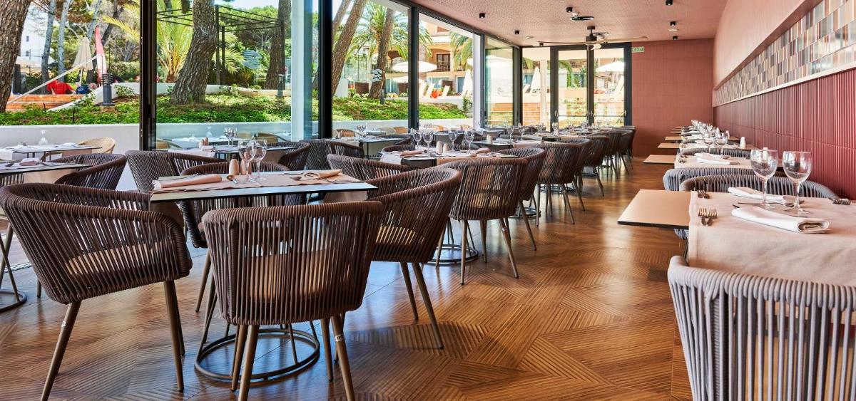 Un restaurante o sitio para comer en Hotel & Spa S'Entrador Playa