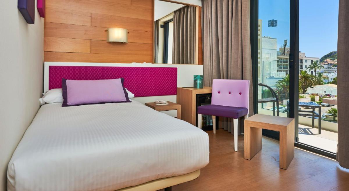 Cama o camas de una habitación en Hotel & Spa S'Entrador Playa