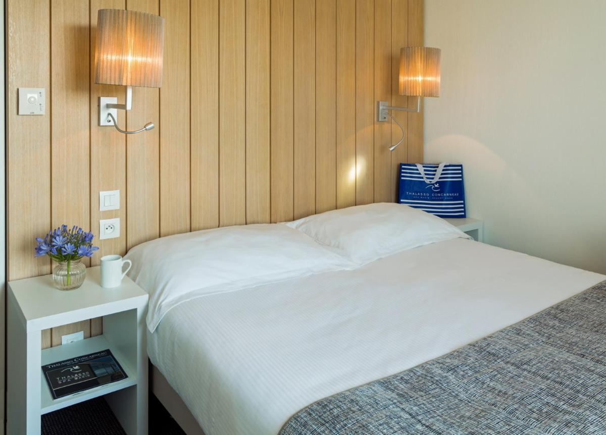 Un ou plusieurs lits dans un hébergement de l'établissement Thalasso Concarneau Spa Marin Resort
