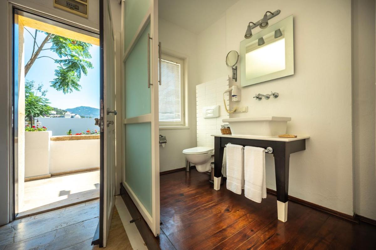4reasons hotel + bistro | 12+ - Housity