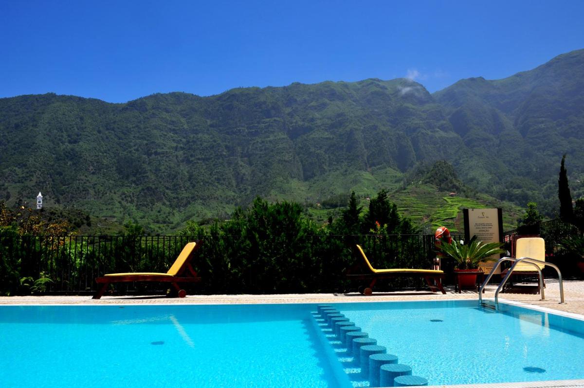 Uma vista geral da montanha ou uma vista da montanha a partir do hotel