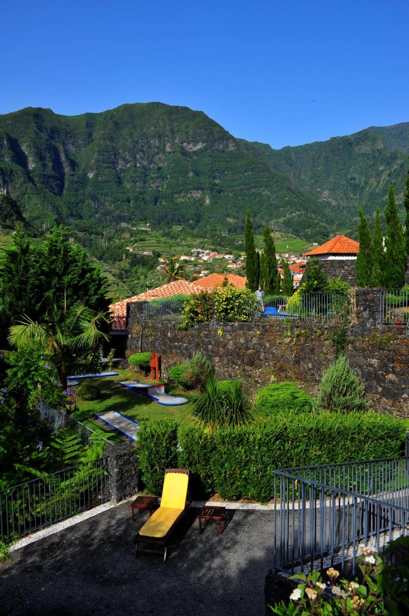 Uma vista geral da montanha ou uma vista da montanha a partir do hotel