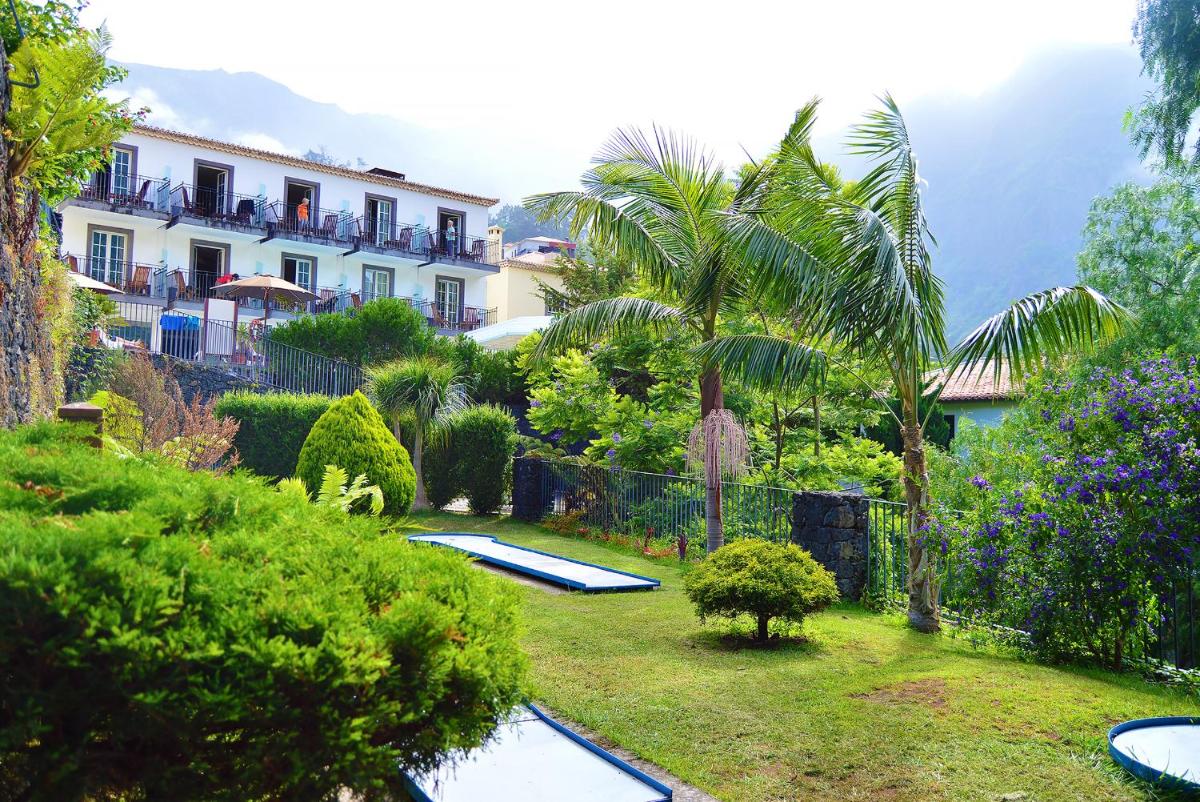 Um jardim no exterior de Estalagem do Vale