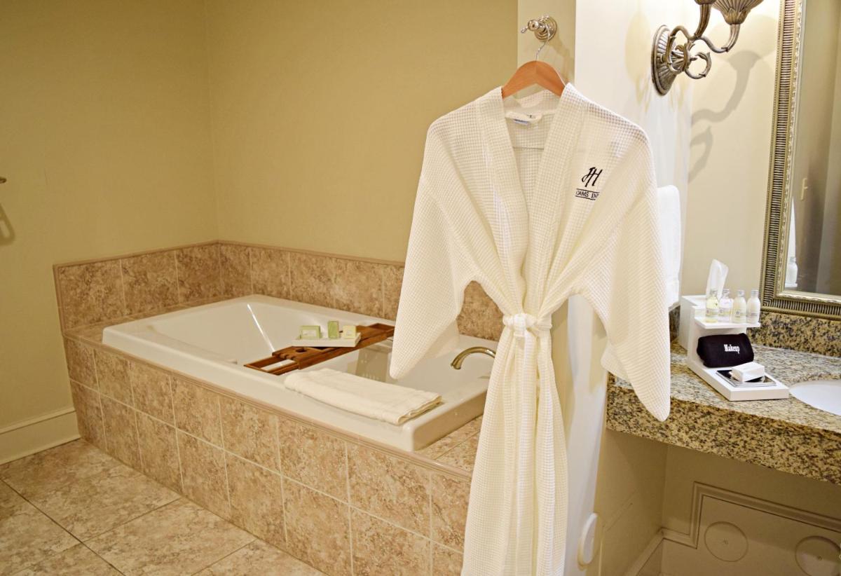JH Adams Inn, Trademark Collection by Wyndham - Housity