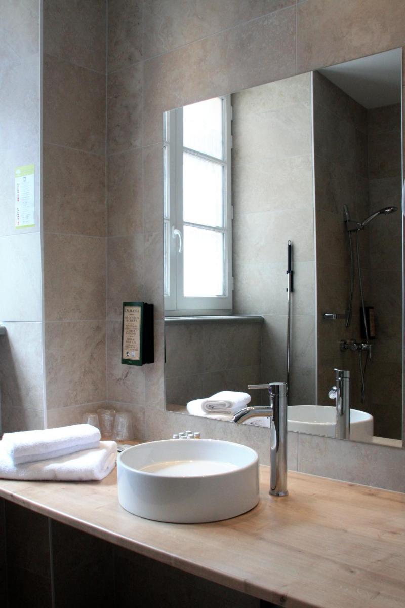 Salle de bains dans l'établissement Grand Hôtel du Luxembourg & Spa