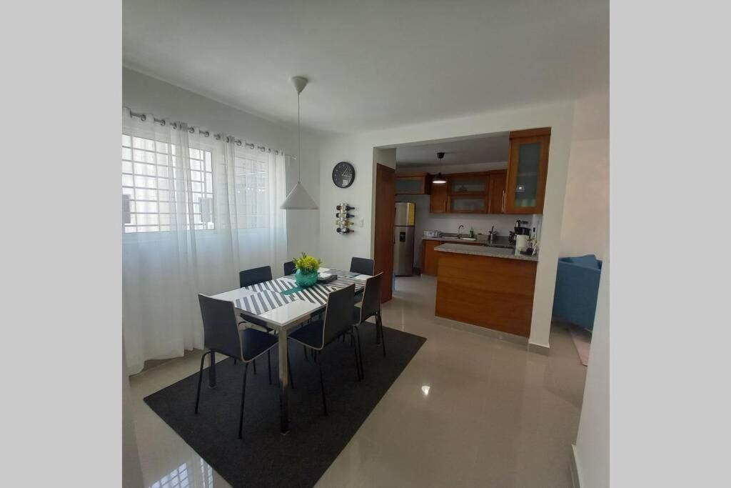 Confortable apartamento de 3 tres habitaciones, con hermosa vista de area verde, ademas de piscinas y juegos infantiles en area recreativa - Housity
