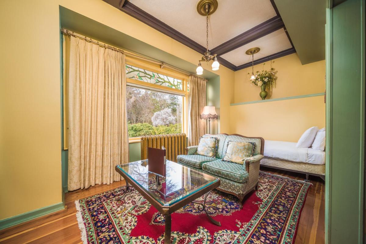 Dashwood Manor Seaside Bed & Breakfast - Housity