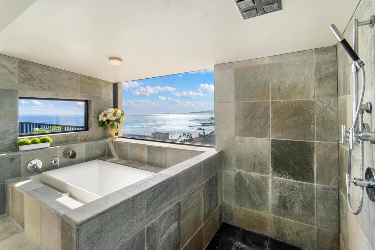 Oceanview Penthouse Suite - Housity