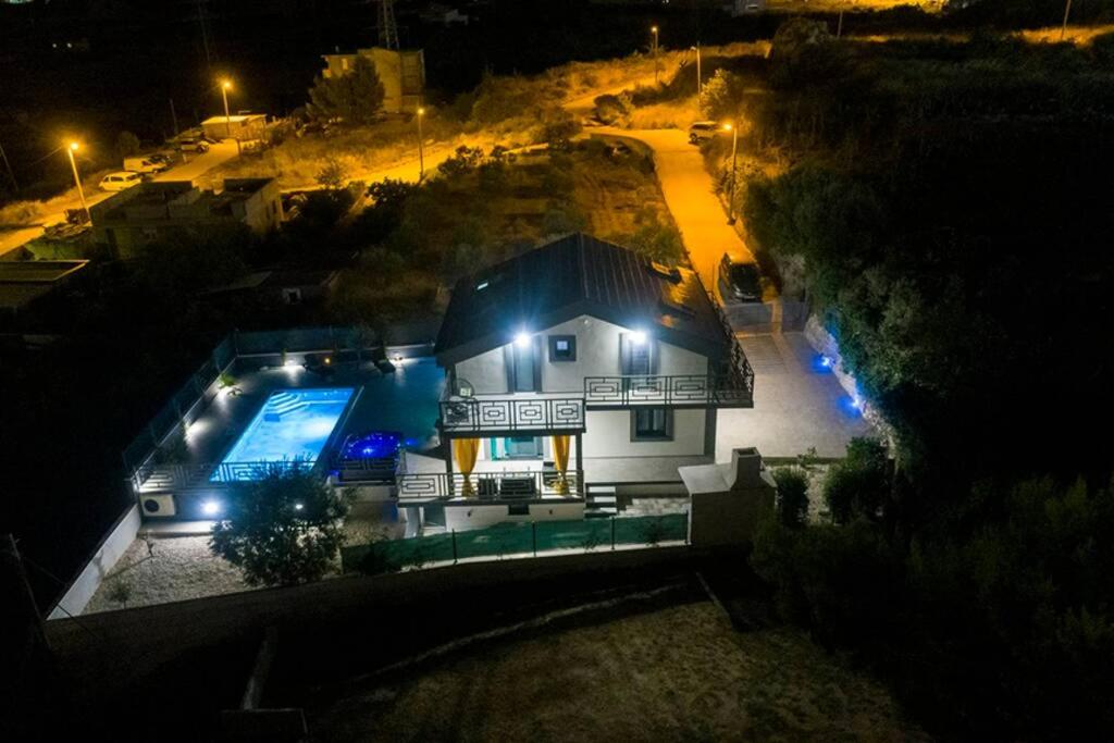 Luxury villa Stocia Split with swimming pool, sauna and jacuzzi in a peaceful location in Split - Housity