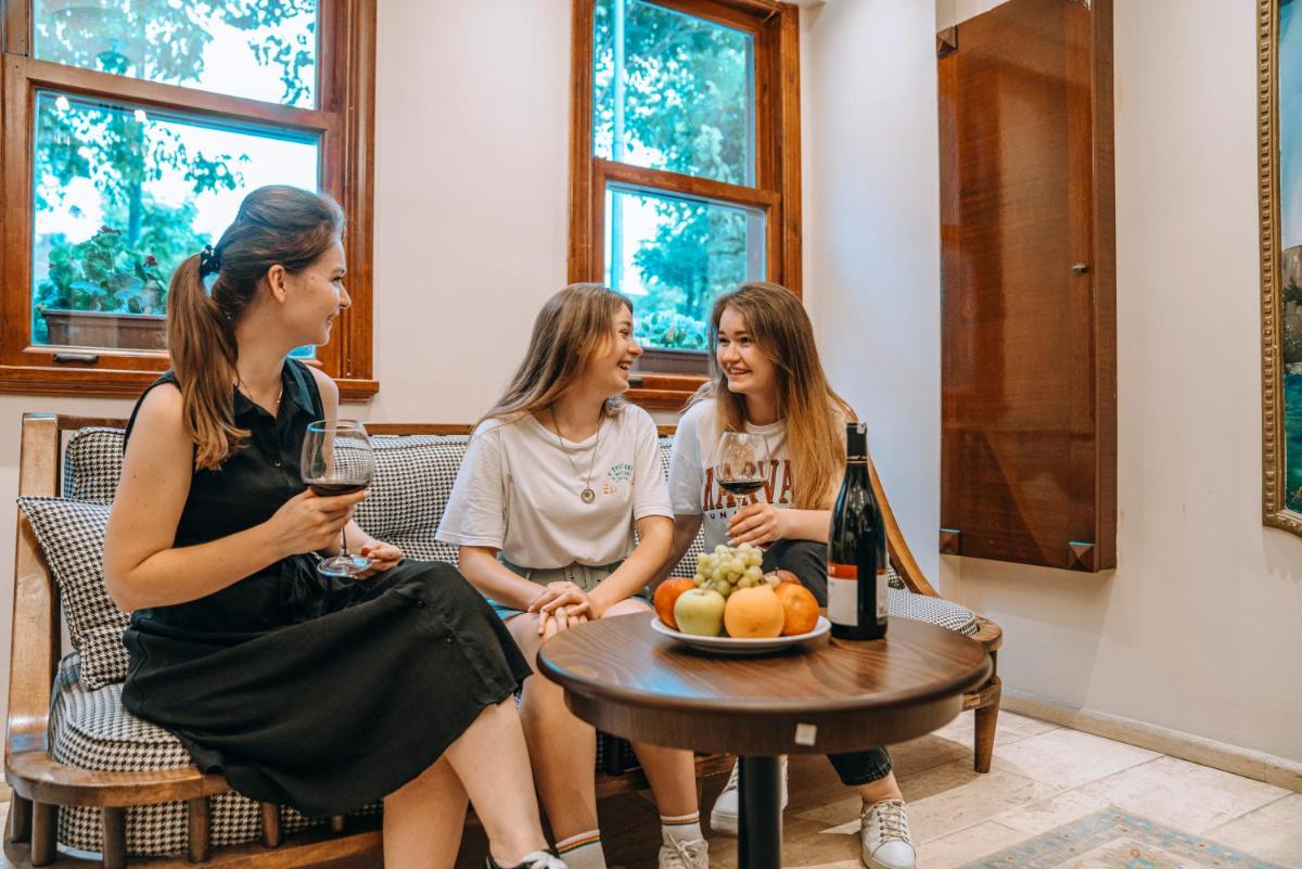 Gulliver Mansion Hotel - Housity