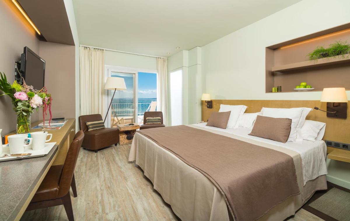 Una habitación de hotel con una cama grande y un escritorio. en Hotel & Spa Terraza 4 Sup, en Roses 38 fotos más