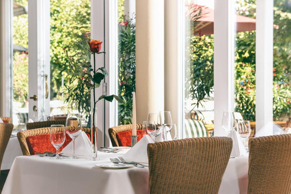 Ein Restaurant oder anderes Speiselokal in der Unterkunft ROEWERS Privathotel & Spa
