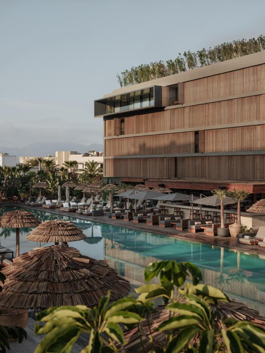 una piscina con sombrillas y un edificio en OKU Ibiza, en San Antonio
