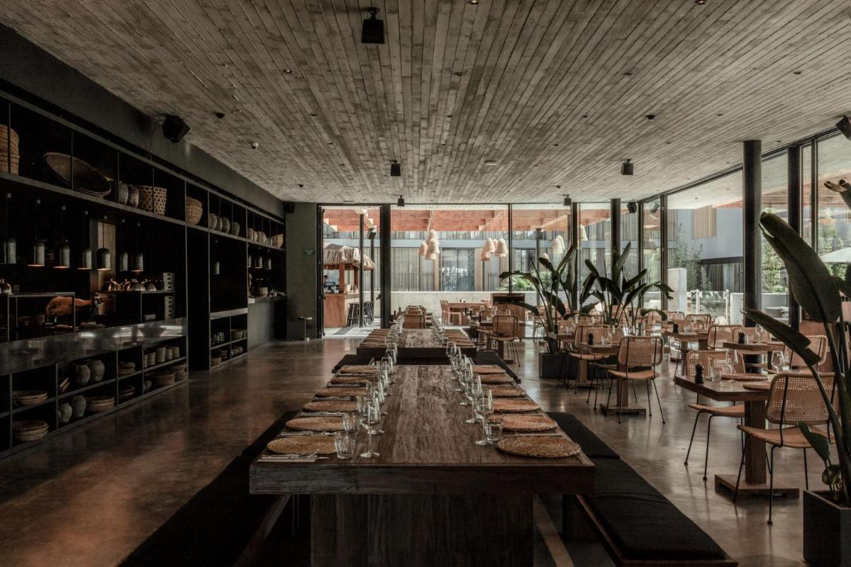 Un restaurante o sitio para comer en OKU Ibiza