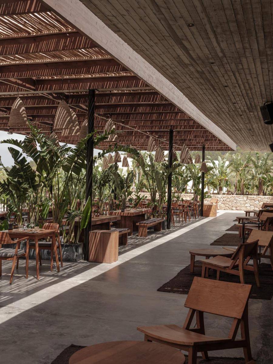 Un restaurante o sitio para comer en OKU Ibiza