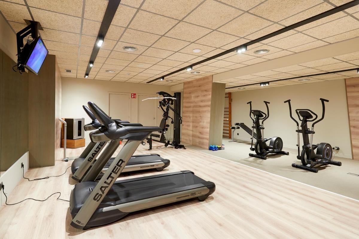 Un gimnasio con varias bicicletas estáticas en una habitación. en Hotel & Spa Terraza 4 Sup, en Roses