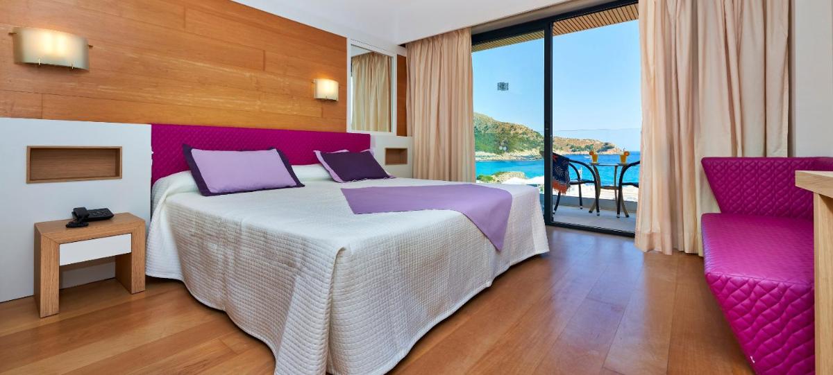 Cama o camas de una habitación en Hotel & Spa S'Entrador Playa