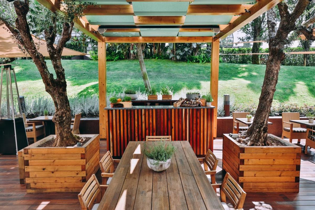 Um jardim no exterior de Corinthia Lisbon