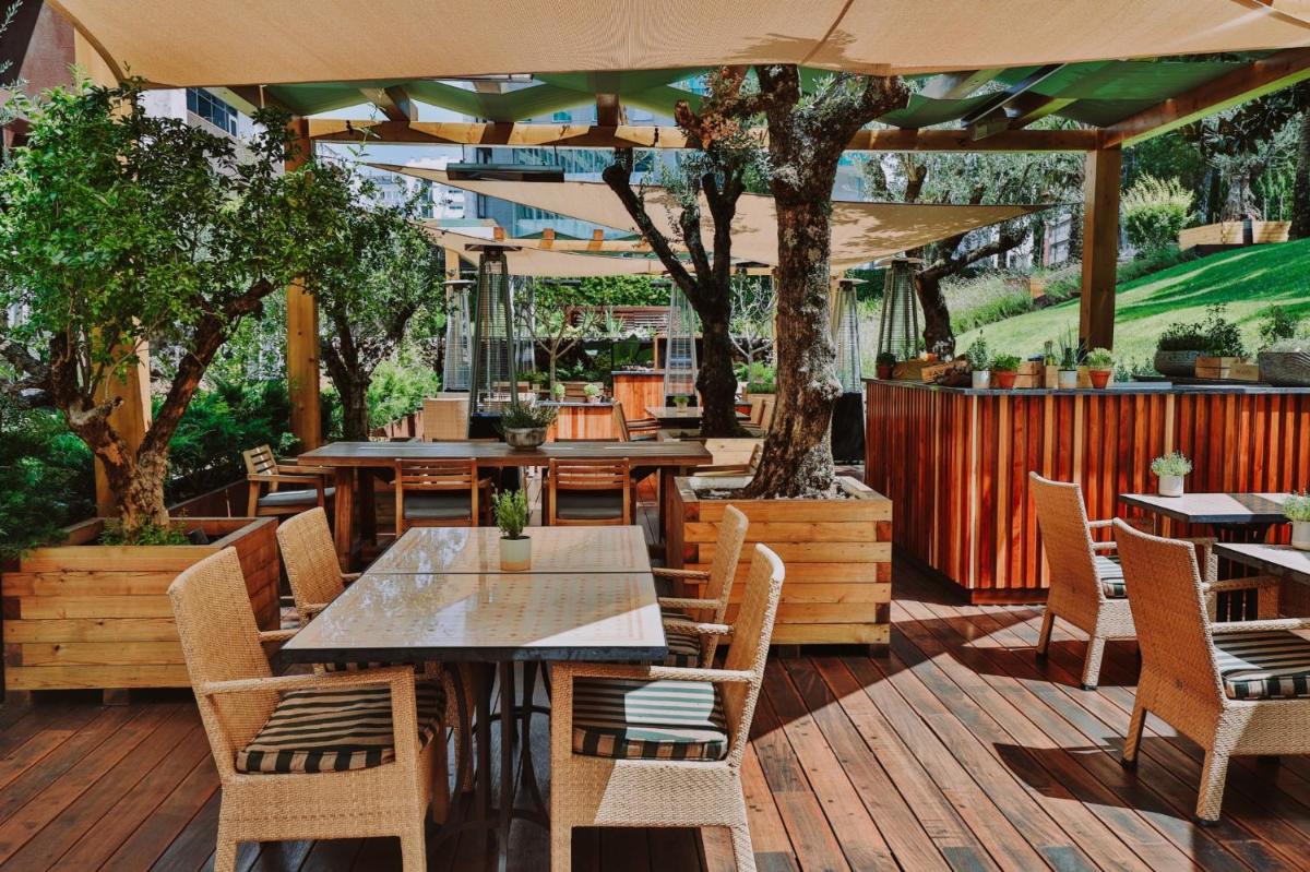 Um restaurante ou outro lugar para comer em Corinthia Lisbon