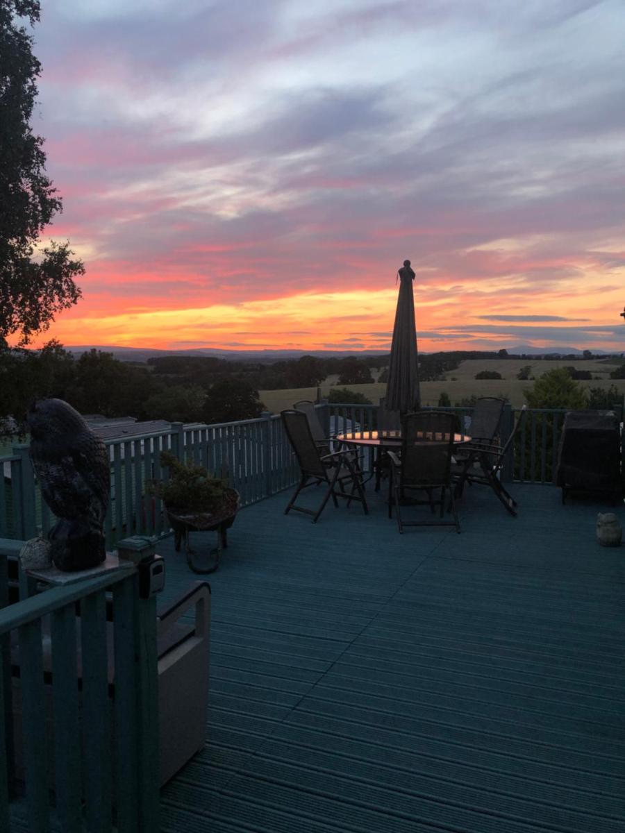 Ribble Valley Escape, 2 bed static caravan with views that take your breath away! - Housity