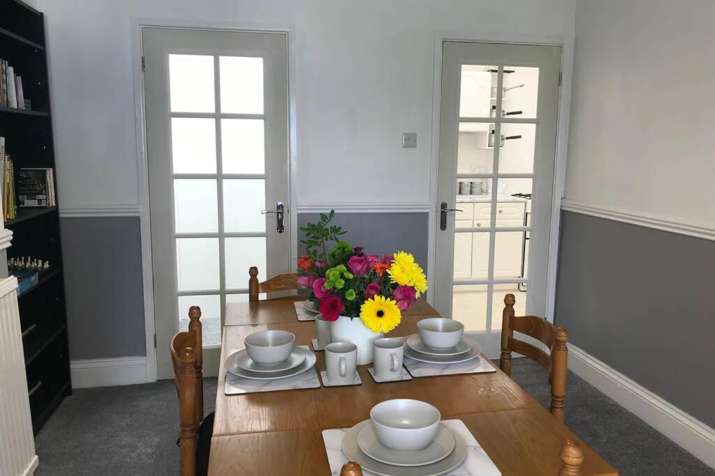 Clives Place - End of terrace two bedroom cottage - Housity