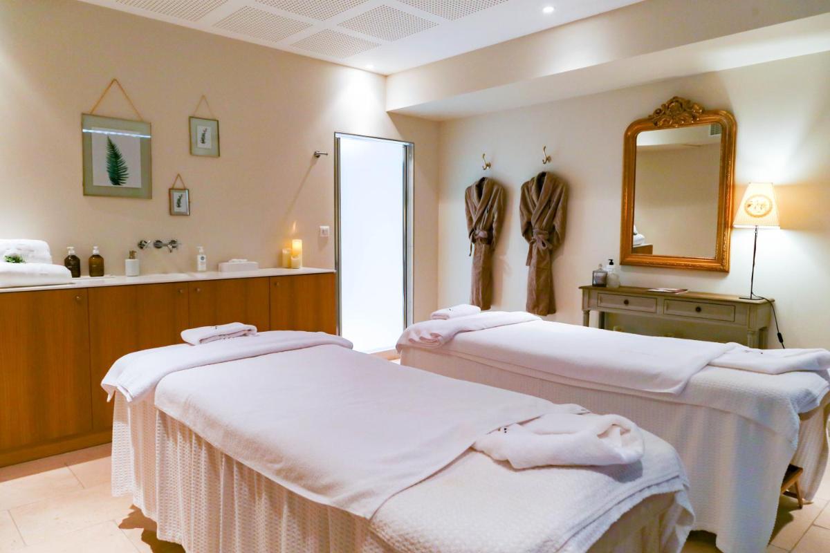 Un ou plusieurs lits dans un hébergement de l'établissement Le Vallon de Valrugues Hotel Spa & Villas