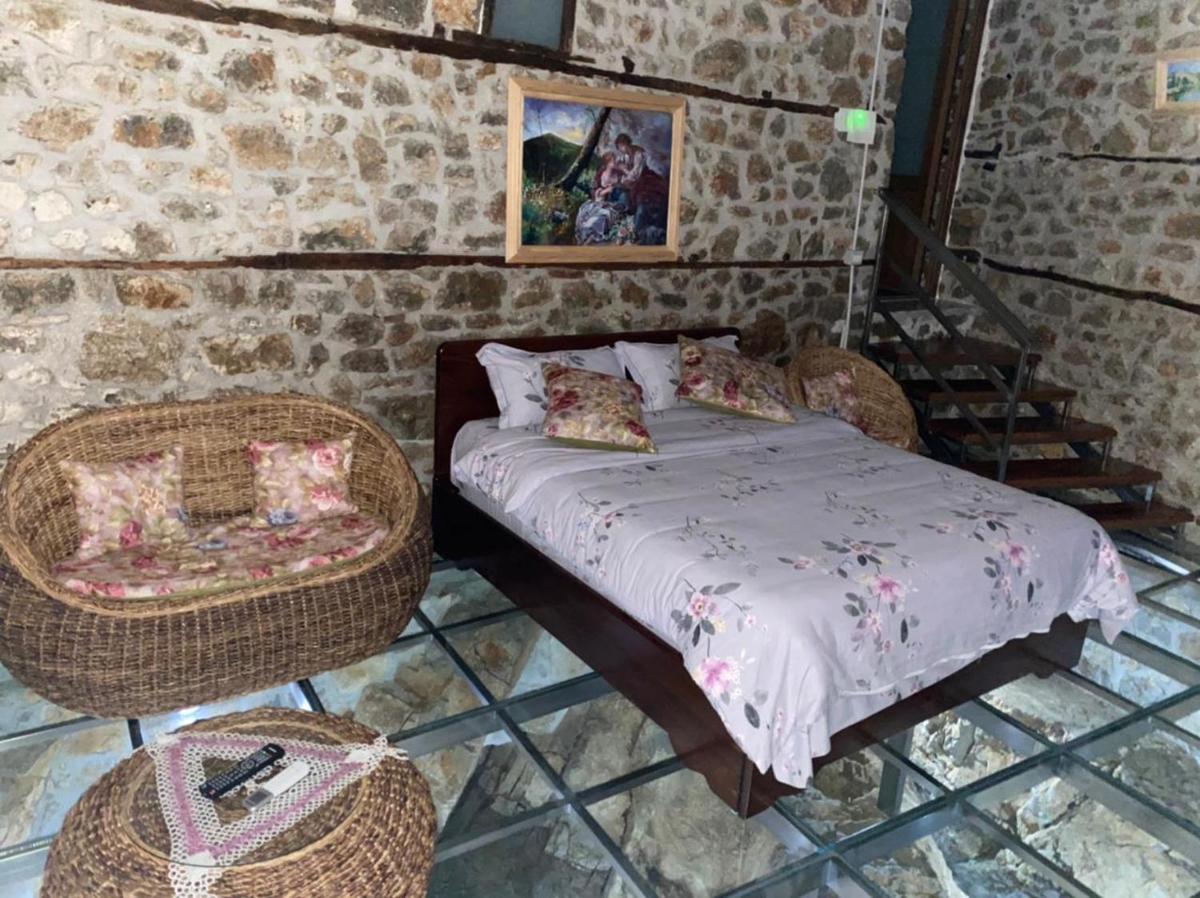Nuci's Home glass floor - Housity