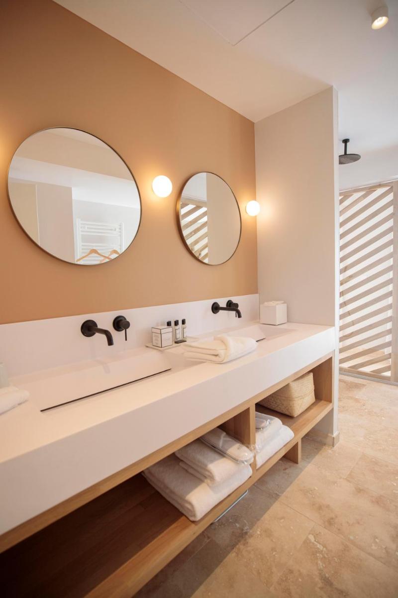 Salle de bains dans l'établissement Château L'Hospitalet Wine Resort Beach & Spa