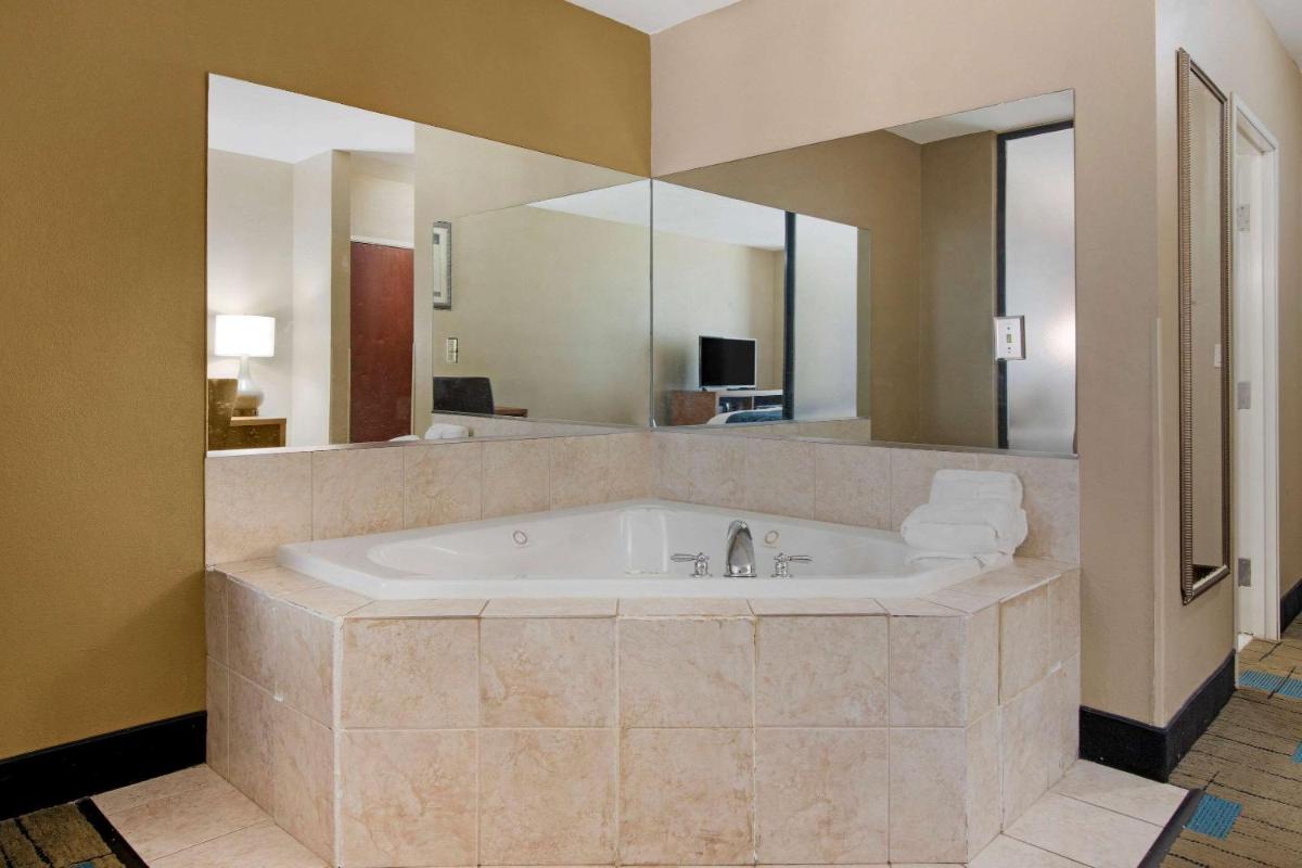 Comfort Suites near MCAS Beaufort - Housity