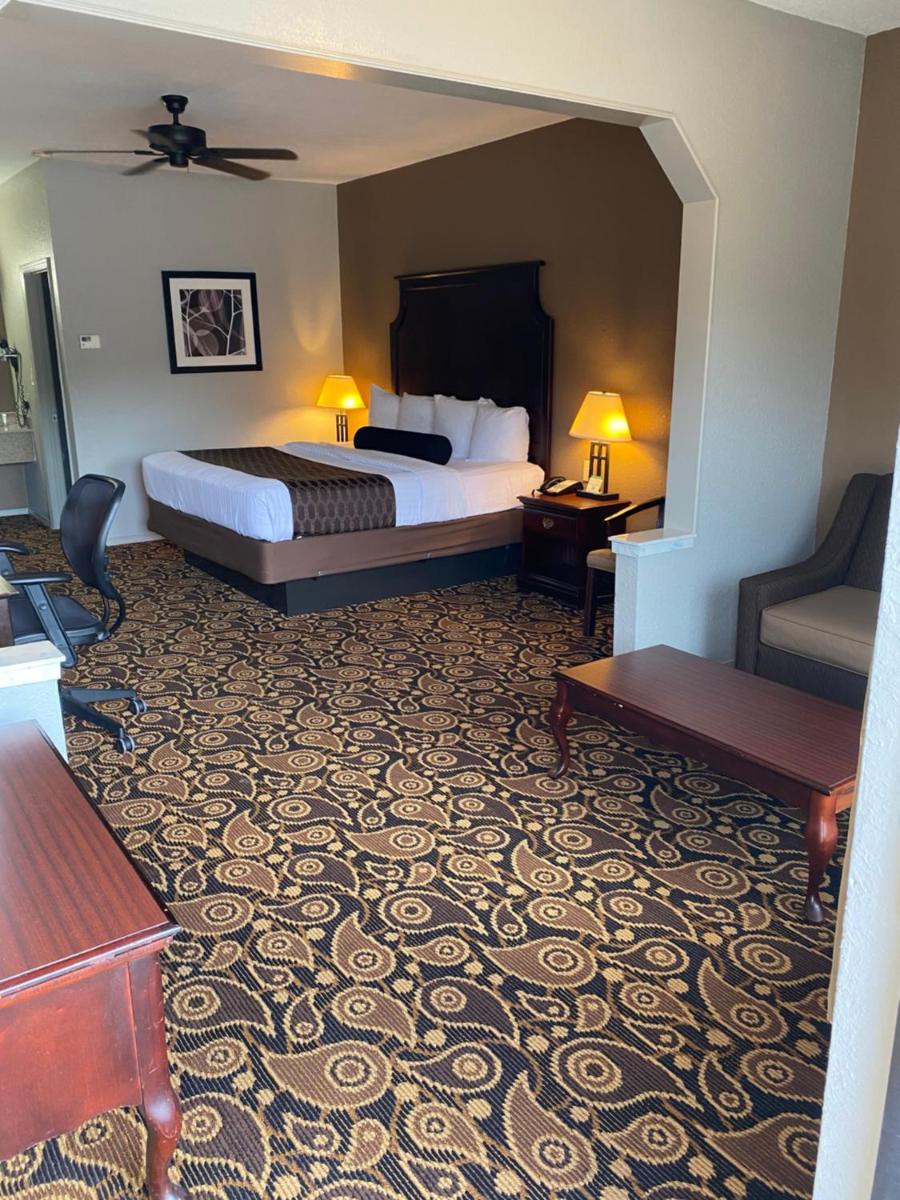 Mockingbird Inn & Suites - Housity