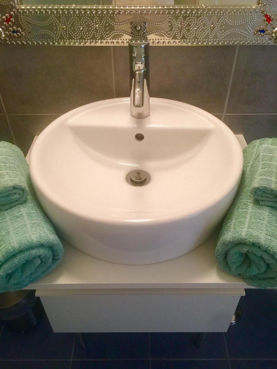 Zimmer mit Bad und Balkon - Housity