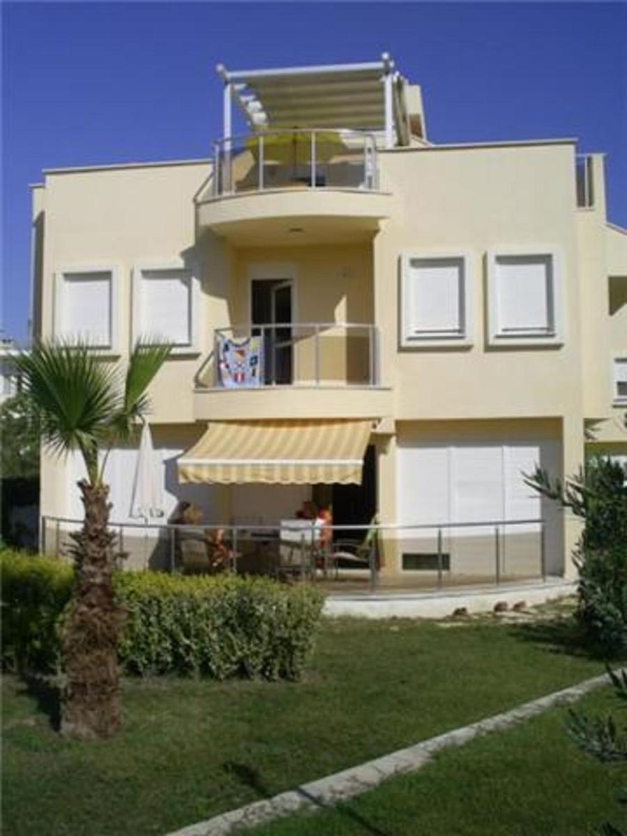 Stunning Large 4 bed Villa Within Walking Distance Of Everything beach - Housity