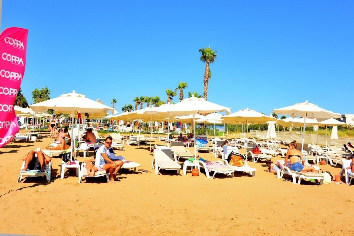 Stunning Large 4 bed Villa Within Walking Distance Of Everything beach - Housity