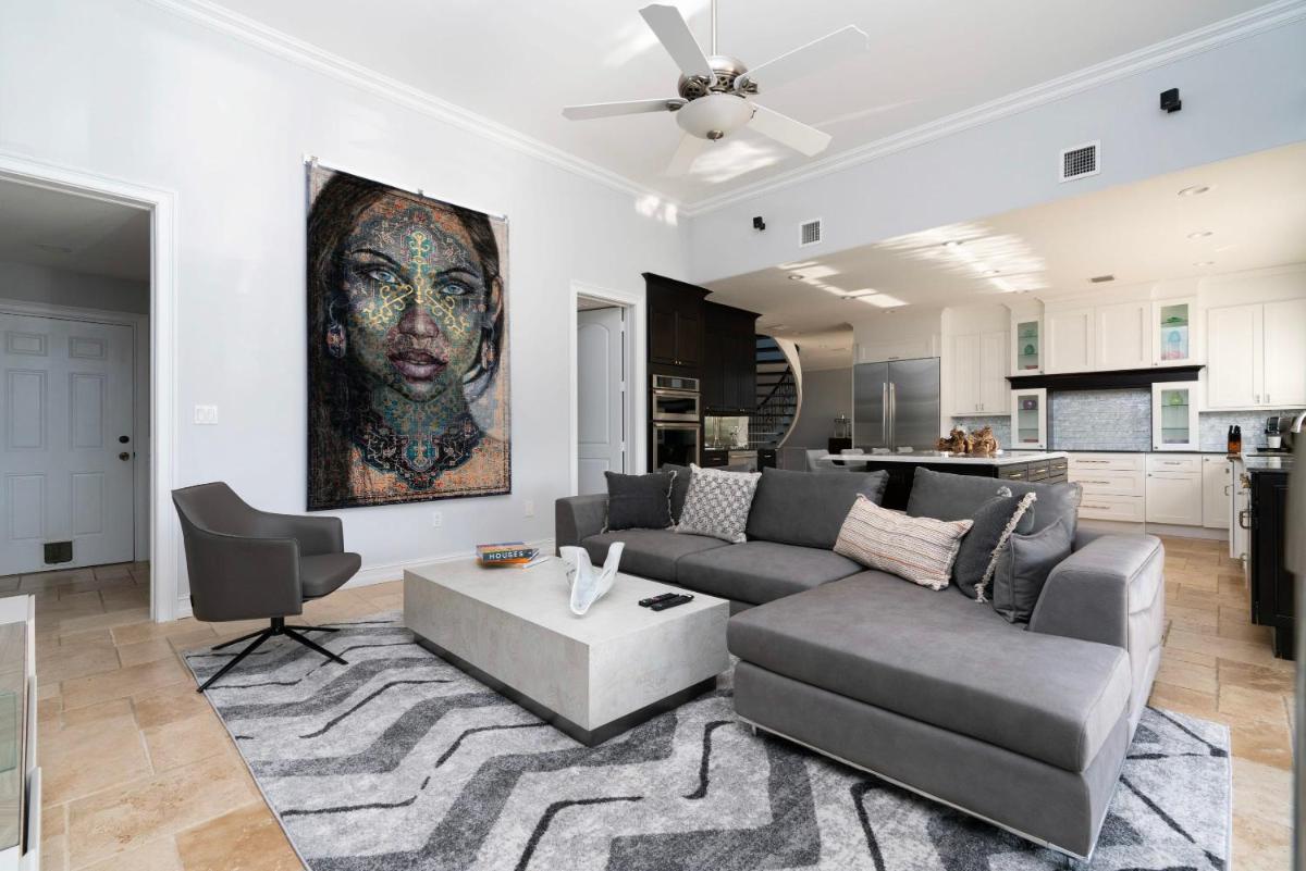5 Bedroom Luxe Villa on Deep Water Intracoastal - Housity