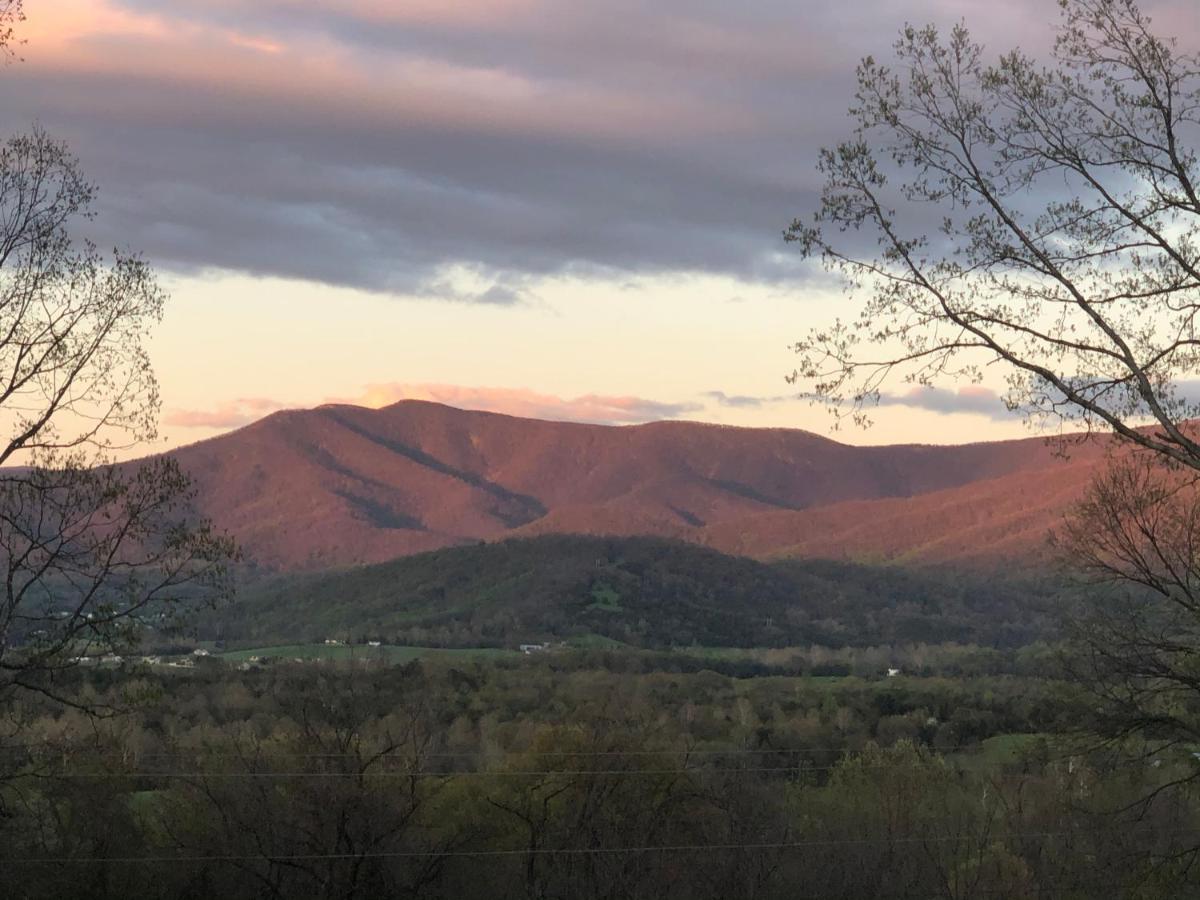 New cabin with stunning views, sleeps 6! - Housity