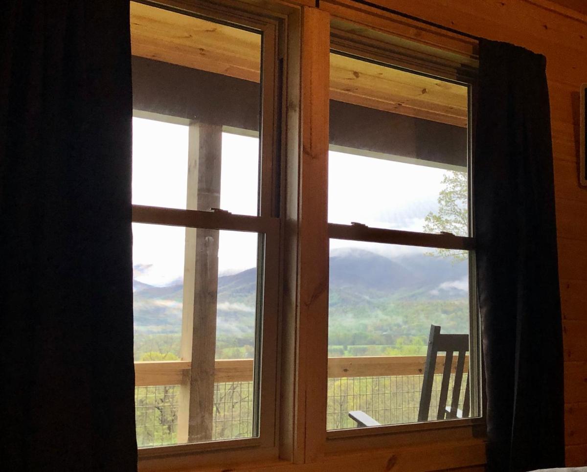 New cabin with stunning views, sleeps 6! - Housity