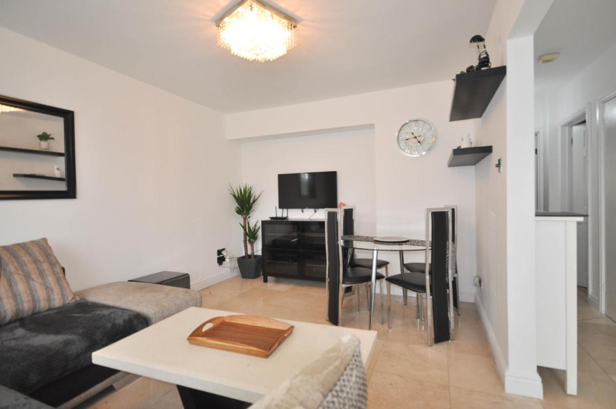 Modern 2 Bed Apartment - Housity