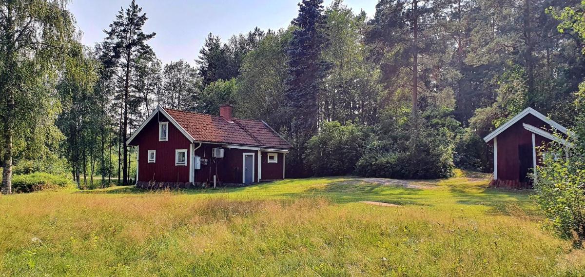 Lidsbergs torp i Ölme från år 1910 Ett eget mysigt torp med kakelugn, lågt i tak, sovrum på loft med snedtak bäddsoffa i v-rum trädgård och gasgrill - Housity