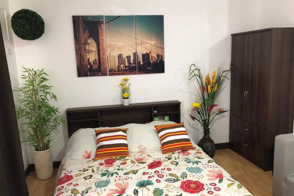 Spacious Furnished Studio Condo-Wifi-Netflix-free movies - Housity