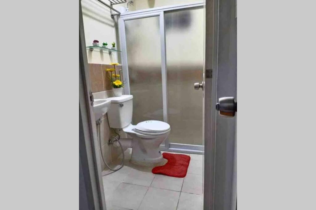 Spacious Furnished Studio Condo-Wifi-Netflix-free movies - Housity