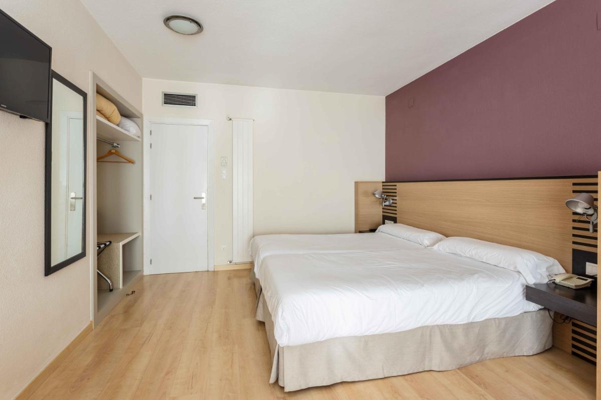 Cama o camas de una habitación en Oroel Hotel & SPA