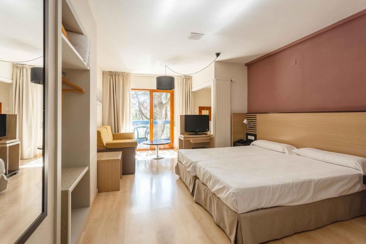 Cama o camas de una habitación en Oroel Hotel & SPA