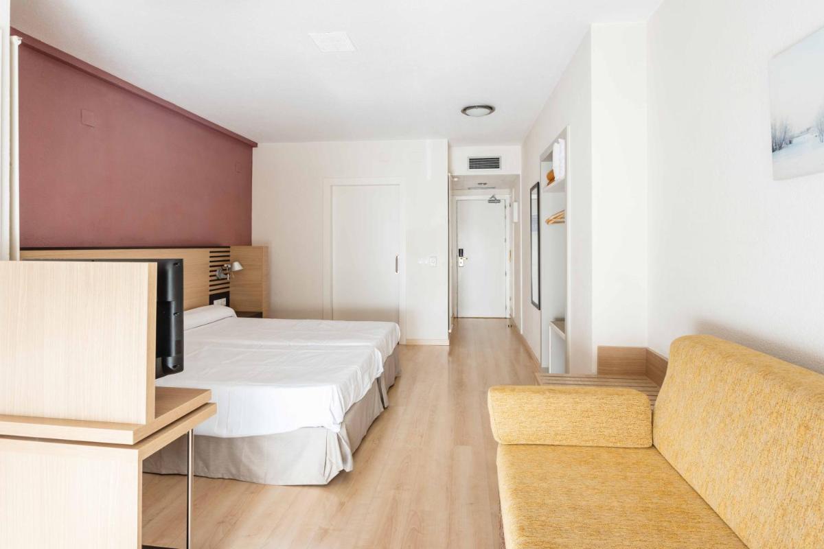 Cama o camas de una habitación en Oroel Hotel & SPA