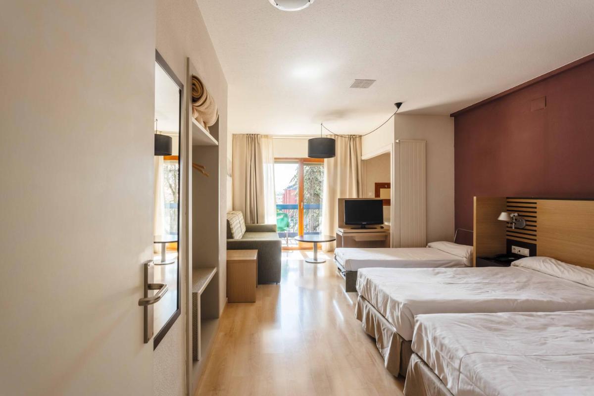 Cama o camas de una habitación en Oroel Hotel & SPA