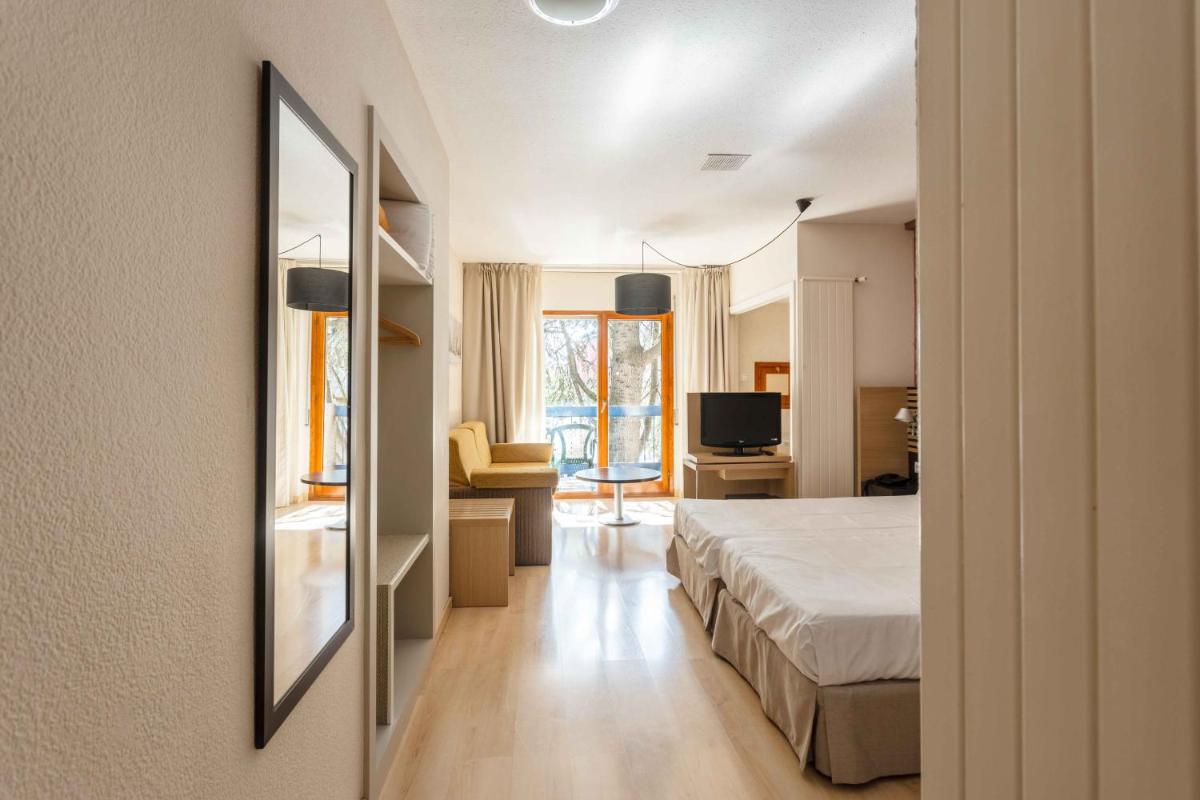 Cama o camas de una habitación en Oroel Hotel & SPA