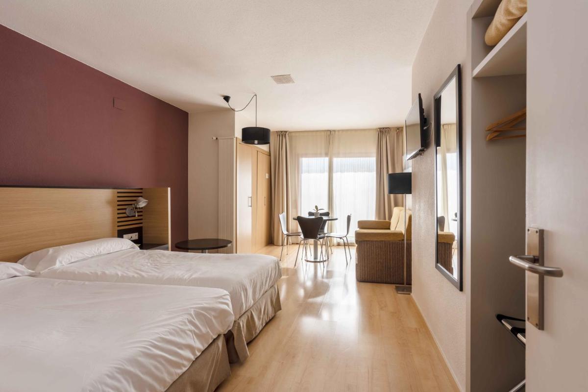 Cama o camas de una habitación en Oroel Hotel & SPA