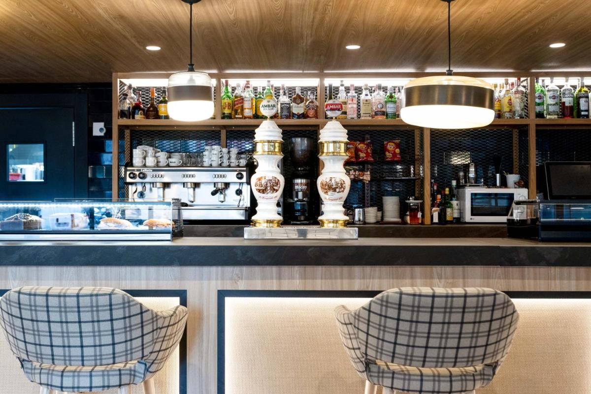 El salón o zona de bar de Oroel Hotel & SPA