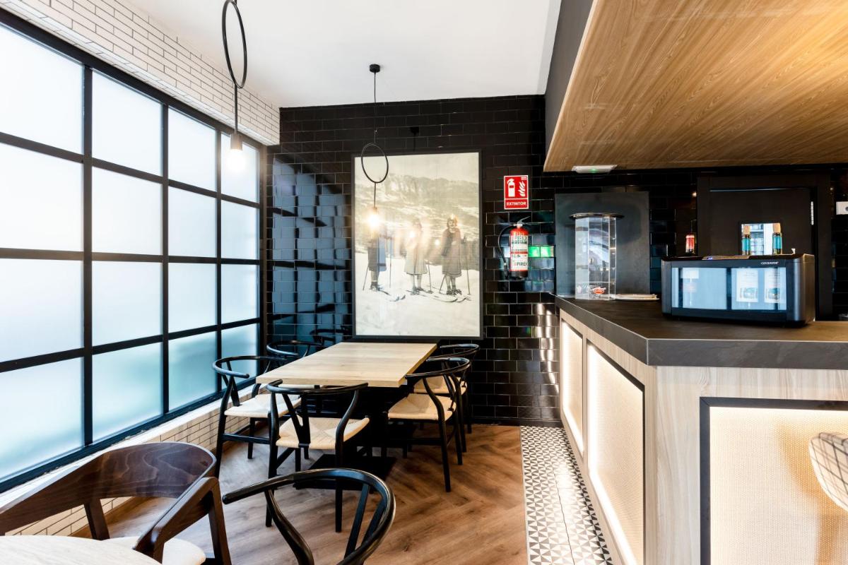 Un restaurante o sitio para comer en Oroel Hotel & SPA