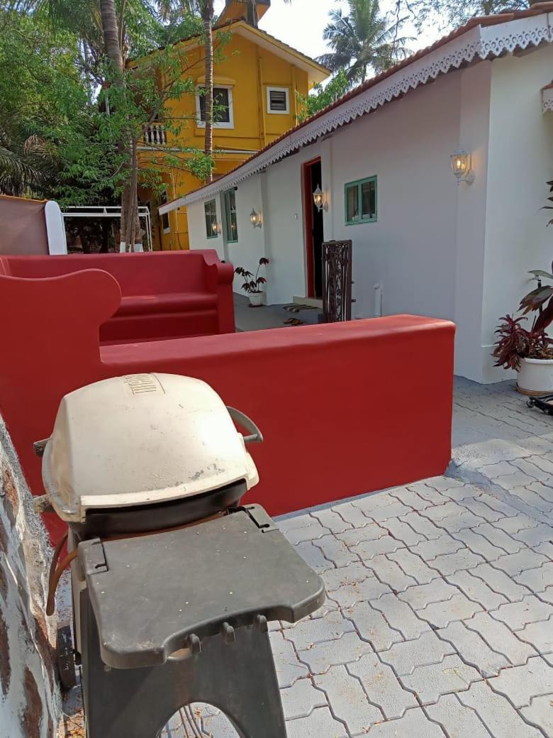 White Cottage by Lar Amorosa - Housity